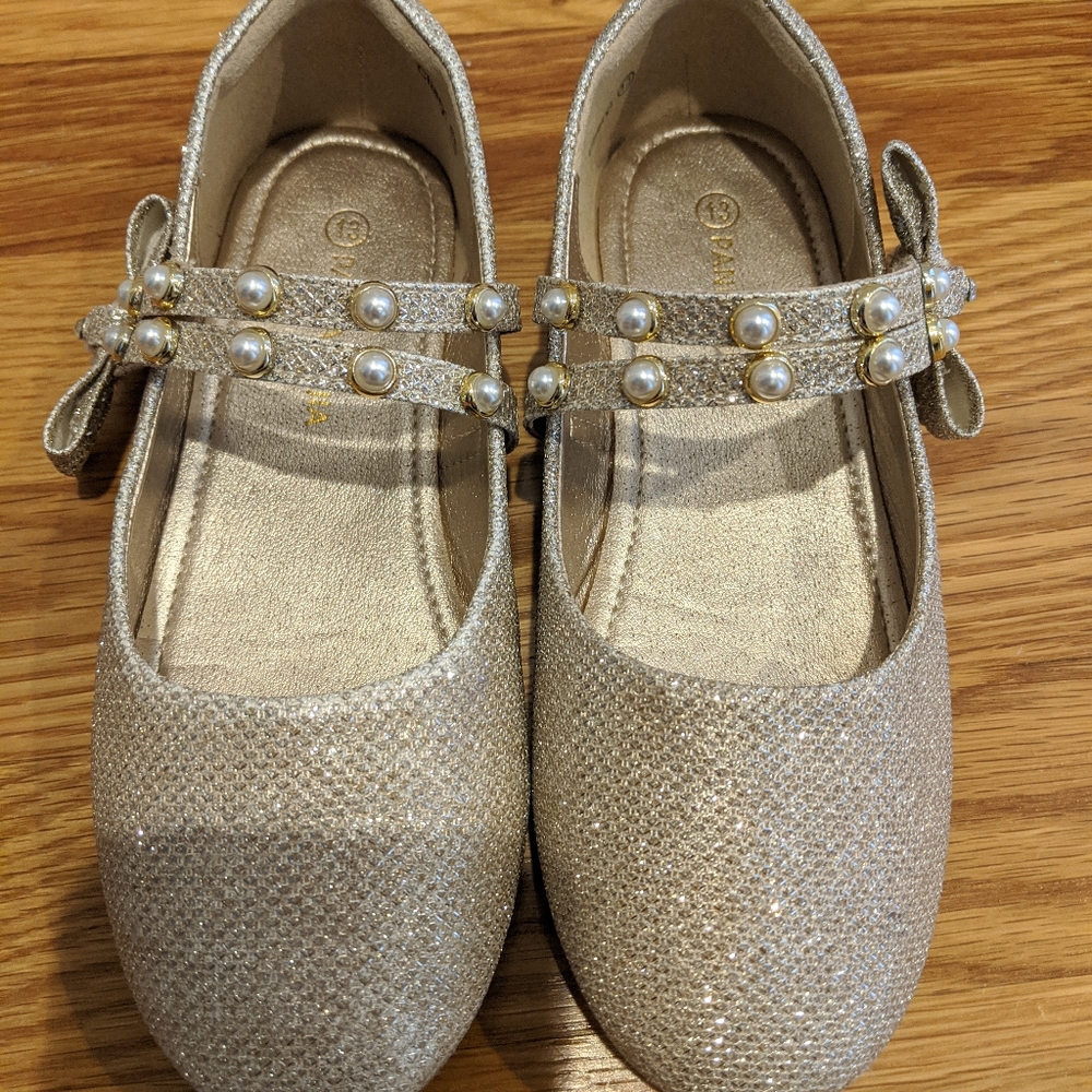 🔴SOLD🔴Little Girls Gold shoes
